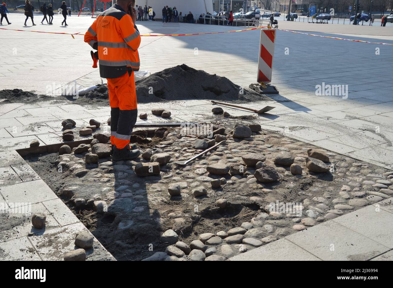Straßenarbeiten in der Nähe der Kathedrale von Vilnius in Litauen - März 2022. Stockfoto