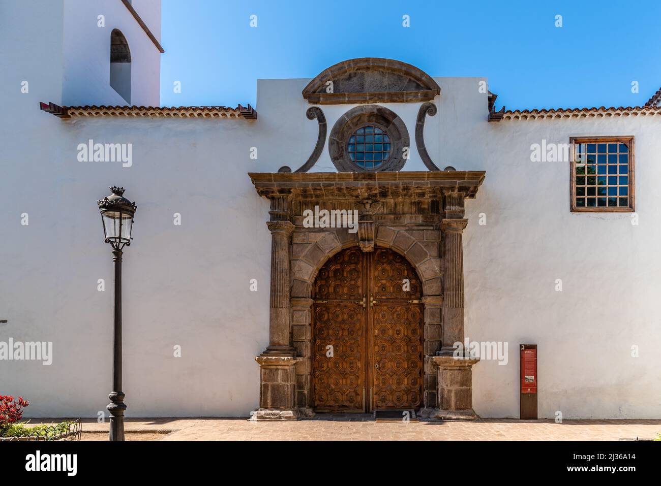Icod de los Vinos, Spanien - 12. August 2021: Fassade der Kirche Bürgermeister von San Marcos in Icod de los Vinos, Teneriffa, Kanarische Inseln Stockfoto