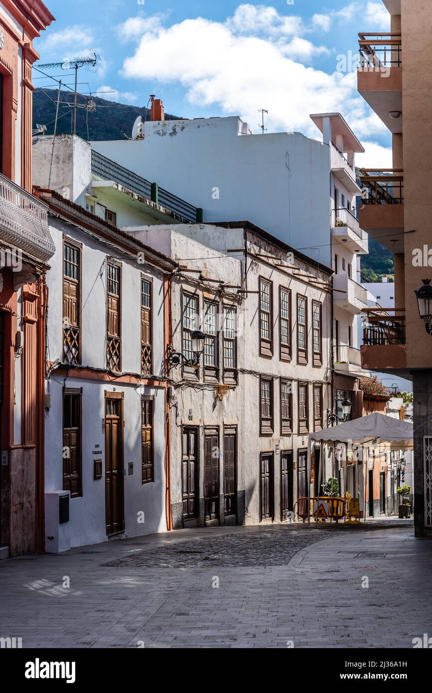 Icod de los Vinos, Spanien - 12. August 2021: Panoramablick auf die Altstadt von Icod de los Vinos, Teneriffa, Kanarische Inseln Stockfoto