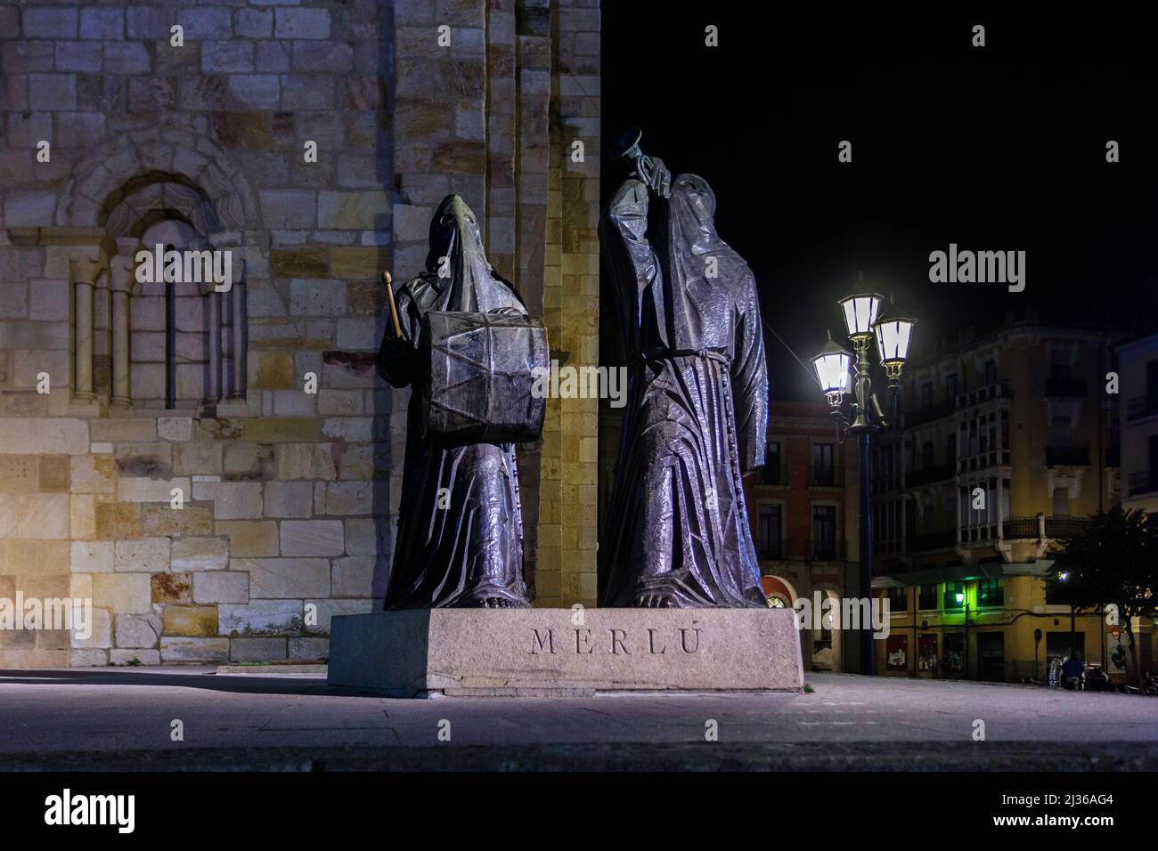 Bronzeskulptur von zwei Figuren der Osterprozession, die in Zamora während der Karwoche in Spanien stattfindet. Stockfoto