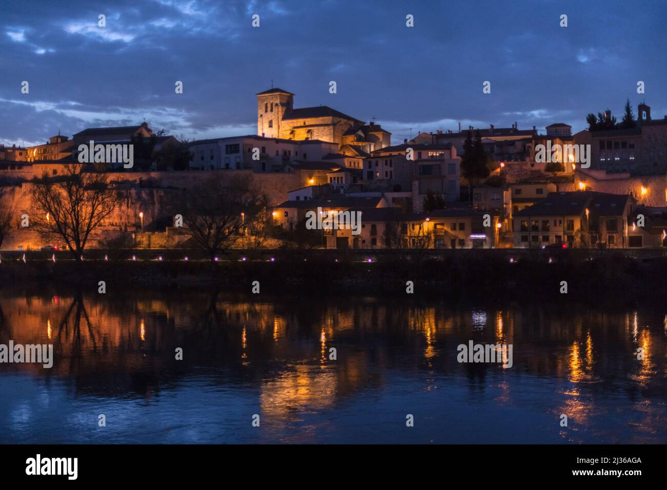 Zamora Blick über den Duero Fluss in der Abenddämmerung. Spanien. Stockfoto