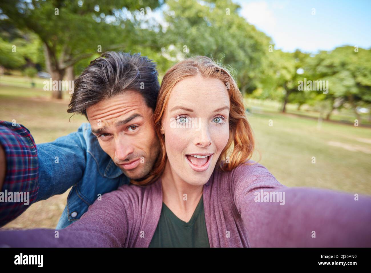 Wir verlieben uns immer noch jeden Tag. Porträt eines jungen Paares, das ein Selfie im Park gemacht hat. Stockfoto