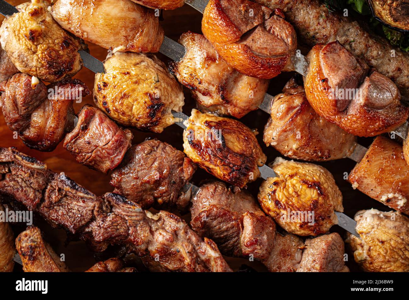 Nahaufnahme von verschiedenen gegrillten Schaschlik-Kebabs Stockfoto