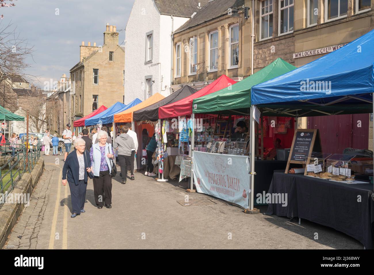 Menschen, die durch den Freiluft- oder Straßenmarkt, Hawick Reivers Festival, Hawick, Scottish Borders, Schottland, GROSSBRITANNIEN 26-3-22 Stockfoto