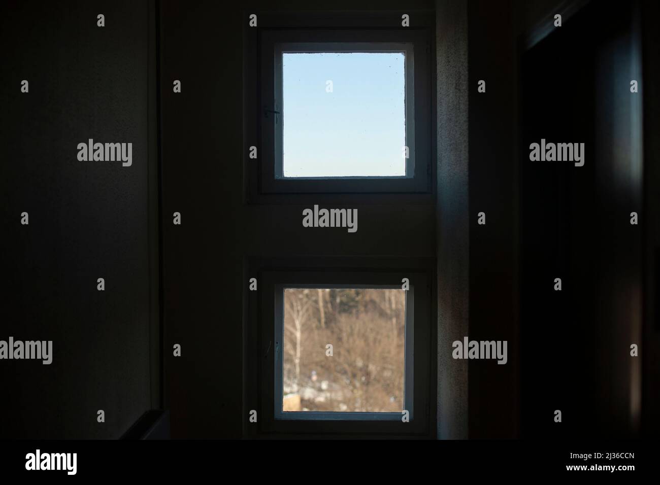 Zwei Fenster. Fenster, das sich im Haus öffnet. Andere Sicht durch Glas. Details zur Innenausstattung. Stockfoto