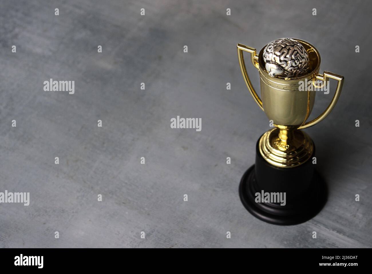Gehirn in Gold Cup Trophäe mit Copy Space. Gewinnende Mentalität und Denkweise. Stockfoto
