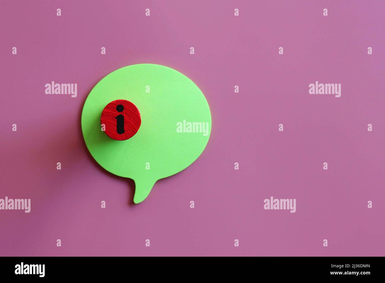 Draufsicht Bild von Holzwürfel mit Informationssymbol auf Sprechblase mit Platz für Text kopieren Stockfoto