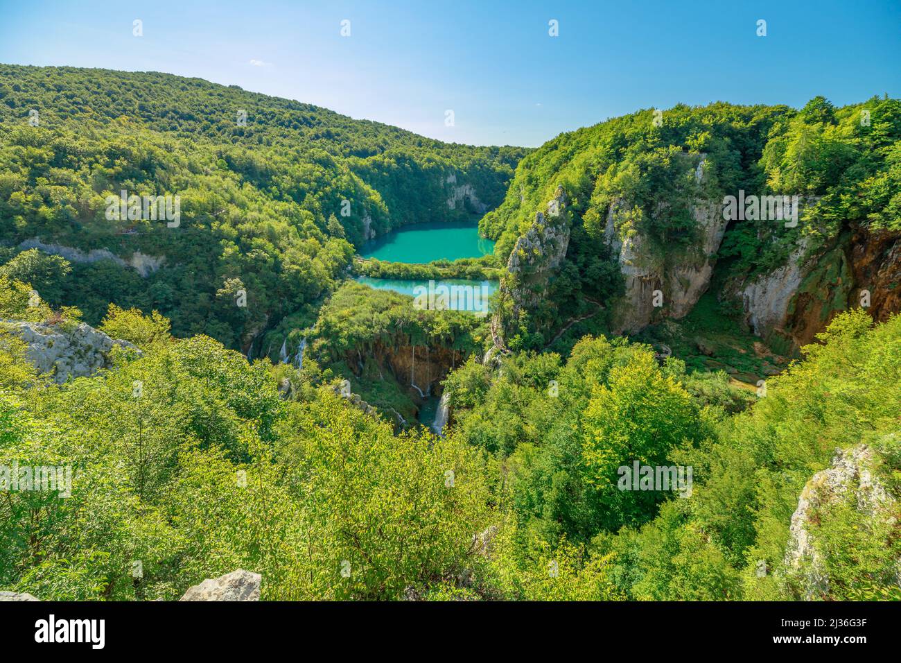 Der See Korana und der See Novakovica Brod blicken auf den Nationalpark Plitvicer Seen in Kroatien. Naturwaldpark mit Seen und Wasserfällen in Lika Stockfoto
