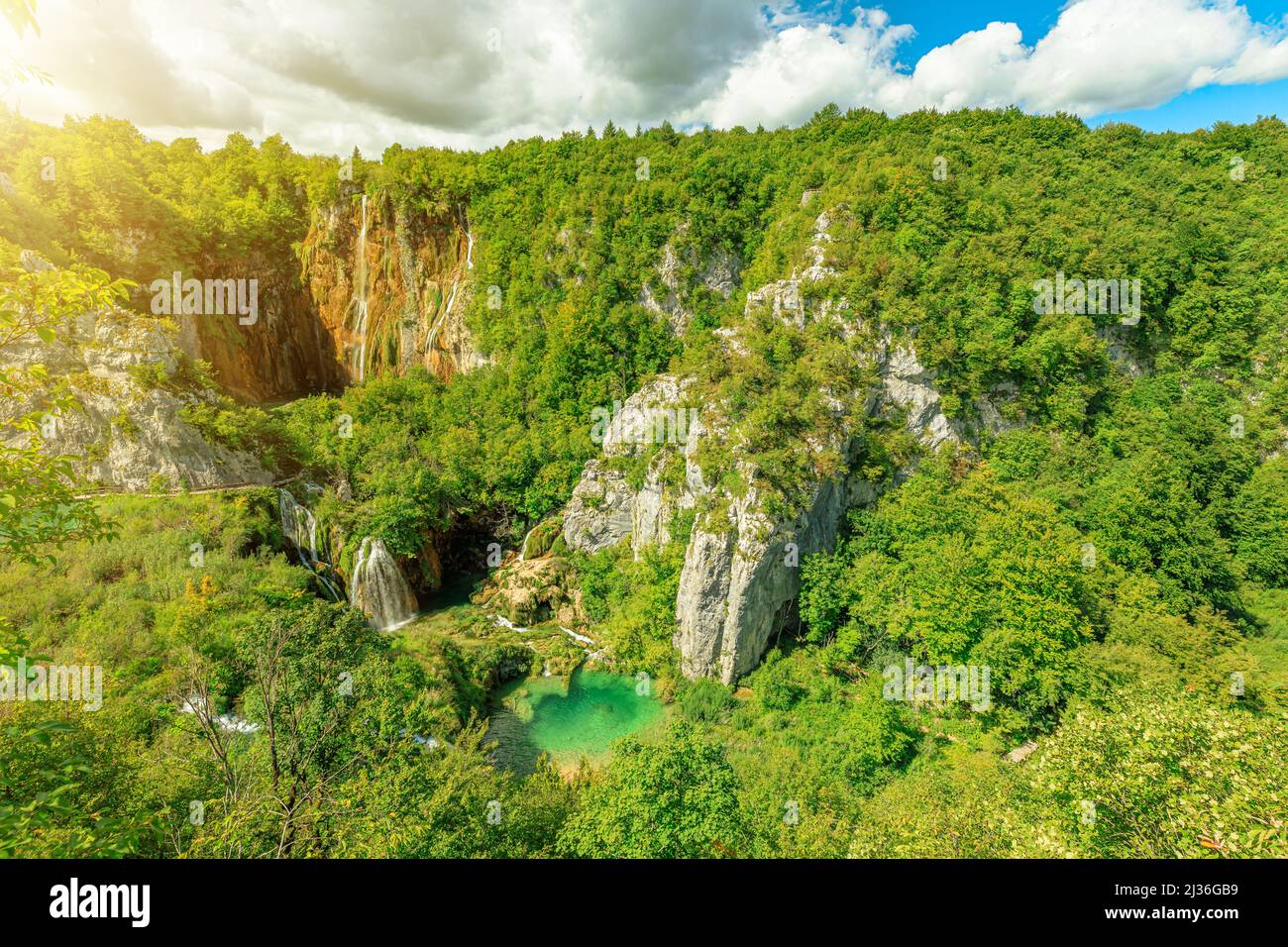 Sonnenschein am Aussichtspunkt über den Wasserfall Veliki Slap und den Wasserfall Sastavci des Nationalparks Plitvice in Kroatien. UNESCO-Weltkulturerbe von Kroatien benannt Stockfoto