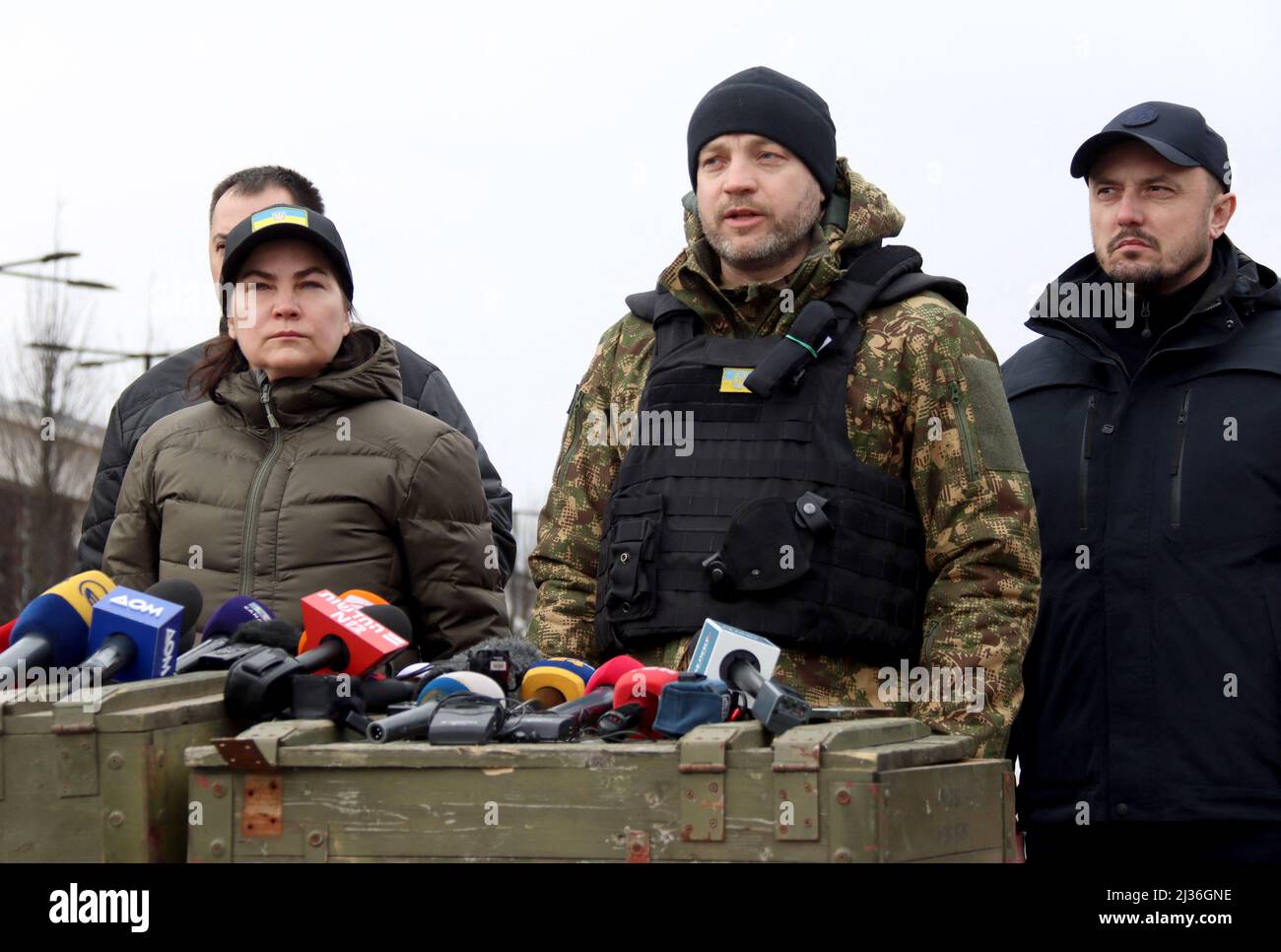 Bucha, Ukraine, 6. April 2022. Die Generalanwältin der Ukraine Iryna Venediktova, der Innenminister der Ukraine Denys Monastyrskyy und der Leiter des staatlichen Notdienstes der Ukraine Serhii Kruk (L bis R) beantworten die Fragen von Reportern während einer vom Innenministerium organisierten Pressekonferenz für führende ukrainische und ausländische Medien, Bucha, Region Kiew, nordukraine, April 6, 2022. Foto von Anatolii Syrik/Ukrinform/ABACAPRESS.COM Stockfoto