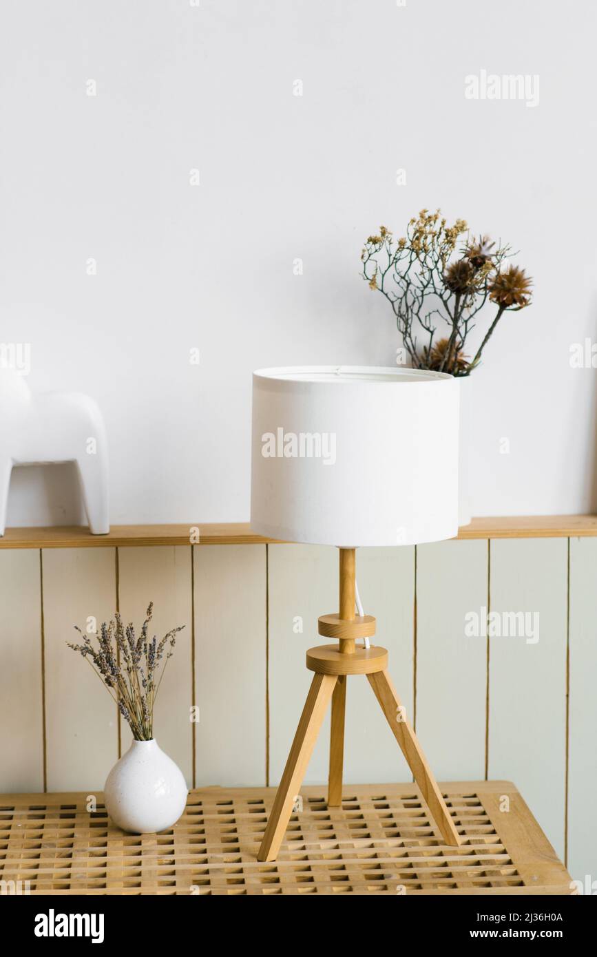 Tischlampe, Lavendel in einer weißen Vase im Dekor des Wohnzimmers in einem minimalistischen skandinavischen Stil Stockfoto