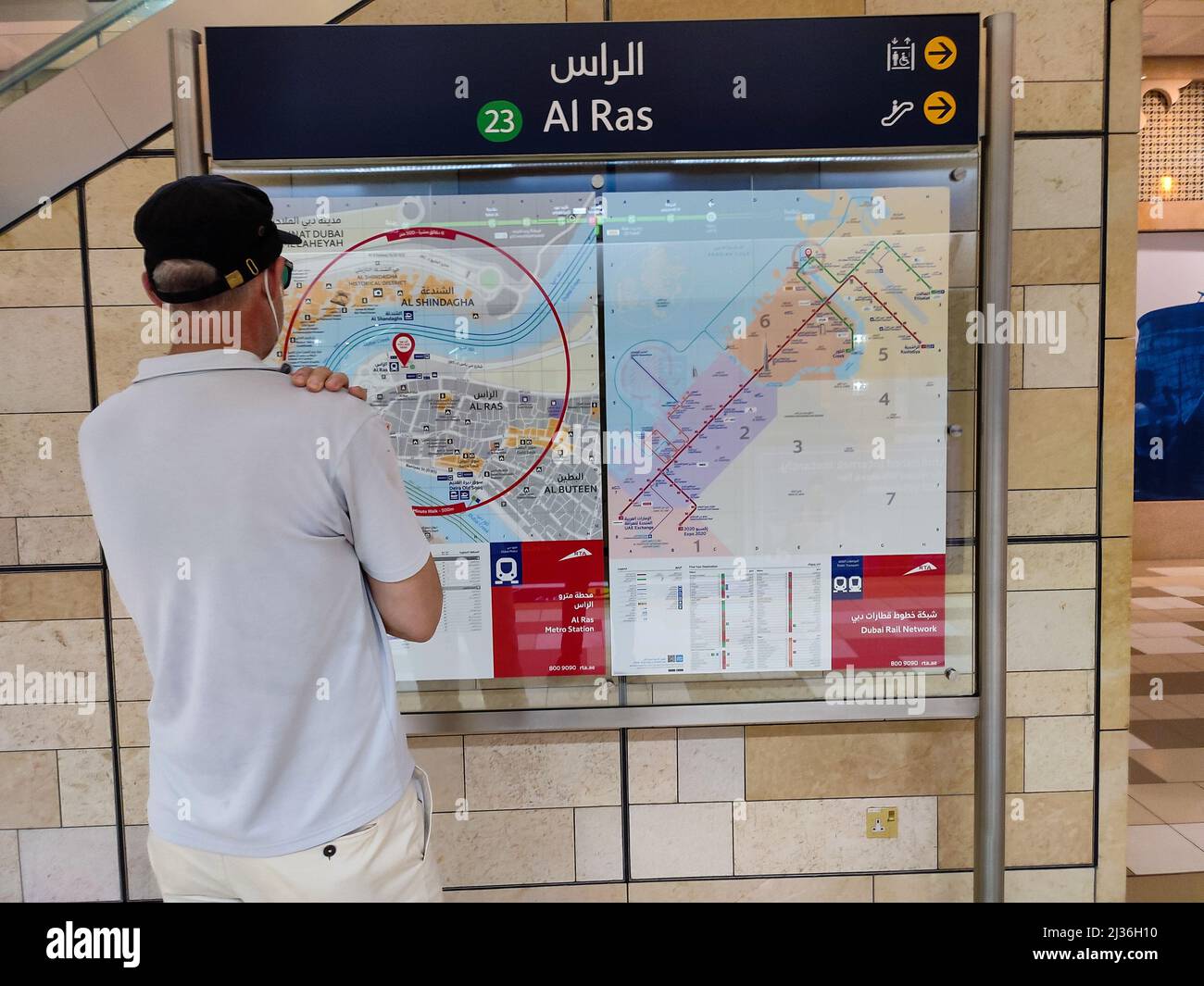 Ein Tourist, der in der U-Bahn-Station Dubai steht und die Routenkarte lernt Stockfoto