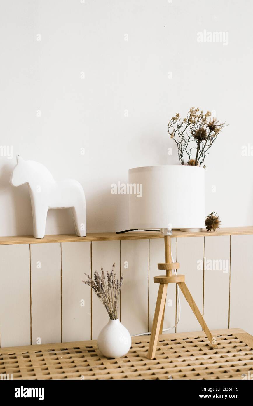 Tischlampe, Lavendel in einer weißen Vase im Dekor des Wohnzimmers in einem minimalistischen skandinavischen Stil Stockfoto