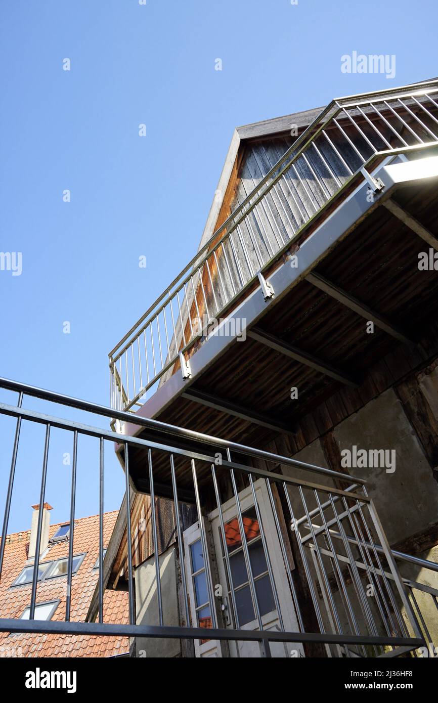 Eine vertikale Bodenaufnahme eines alten Hauses mit Balkon. Stockfoto
