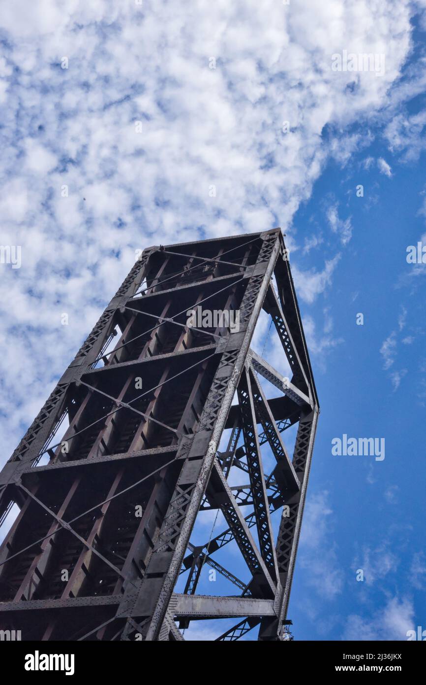 Historische Kinzie Street Eisenbahnbrücke mit blauem Himmel Stockfoto