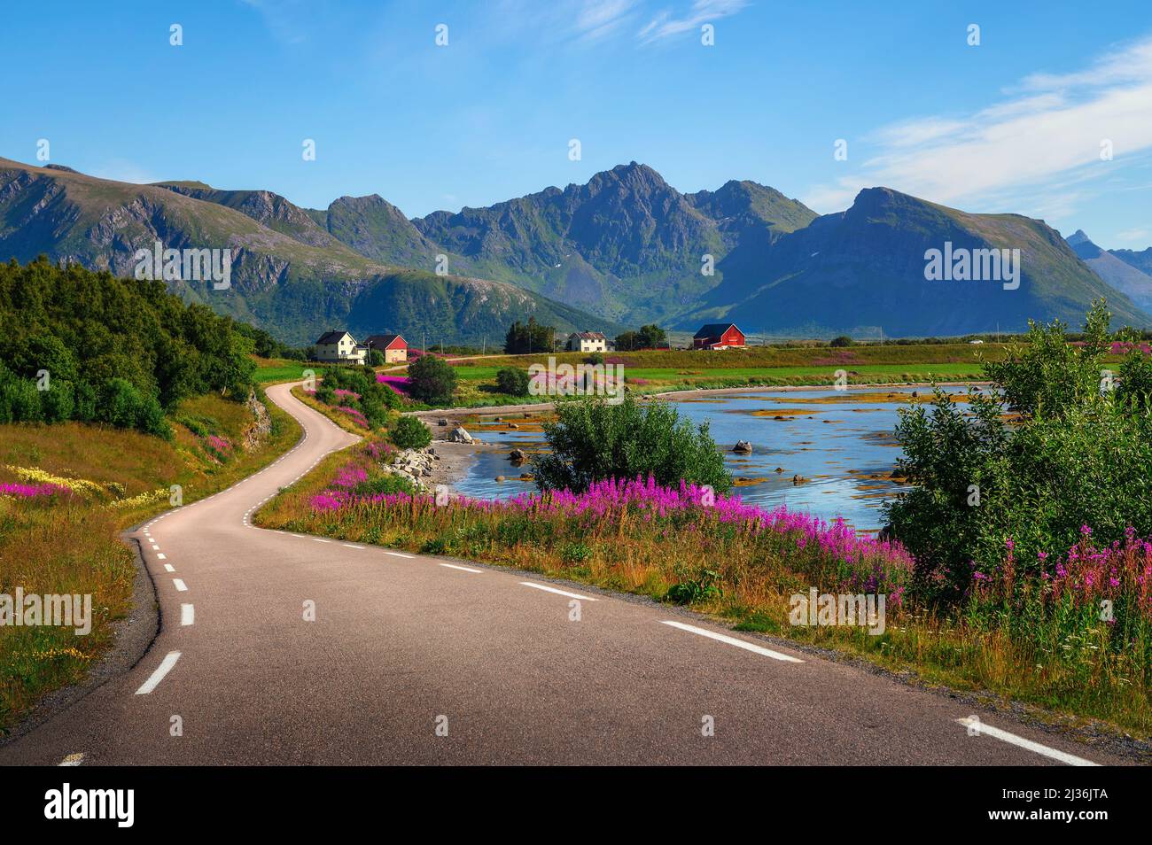Malerische Küstenstraße durch Dörfer und Berge auf den Lofoten-Inseln in Norwegen Stockfoto