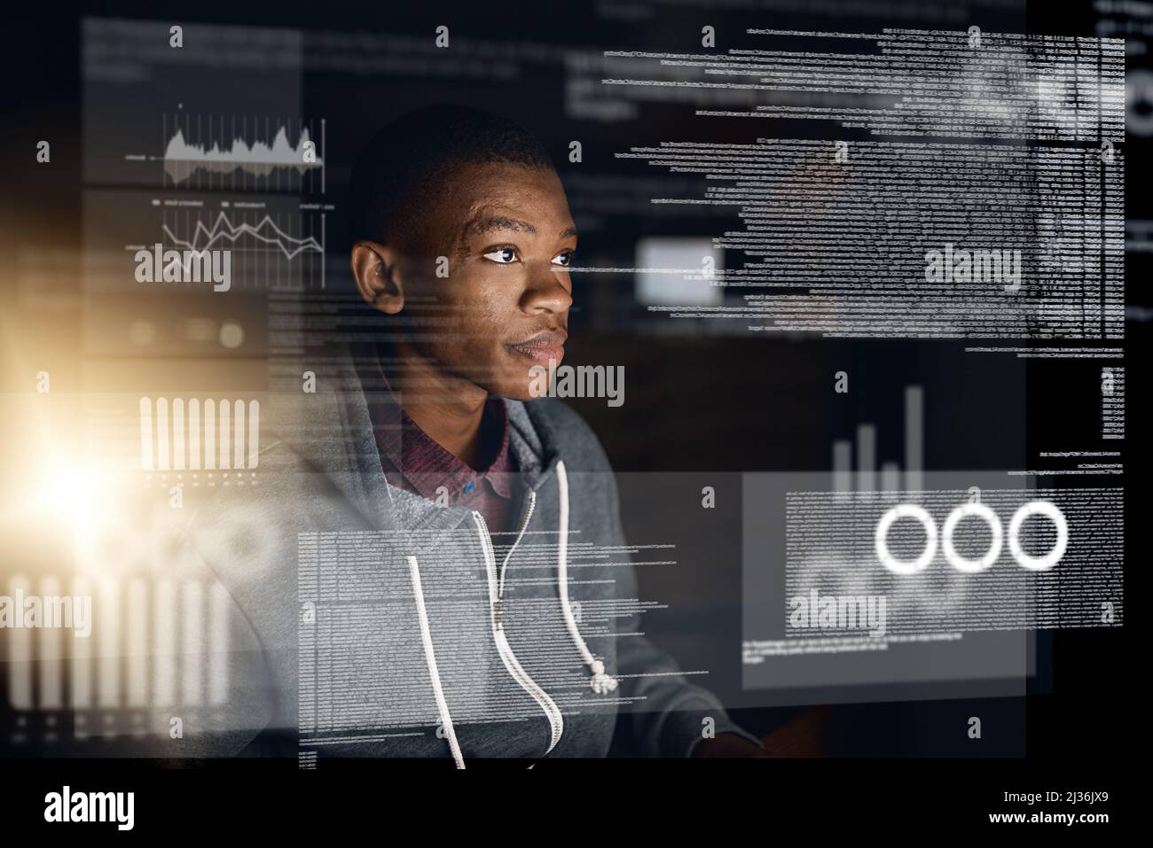 Hes ein Wunderkind. Ausgeschnittene Aufnahme eines jungen Computerprogrammierers, der am Quellcode arbeitet. Stockfoto
