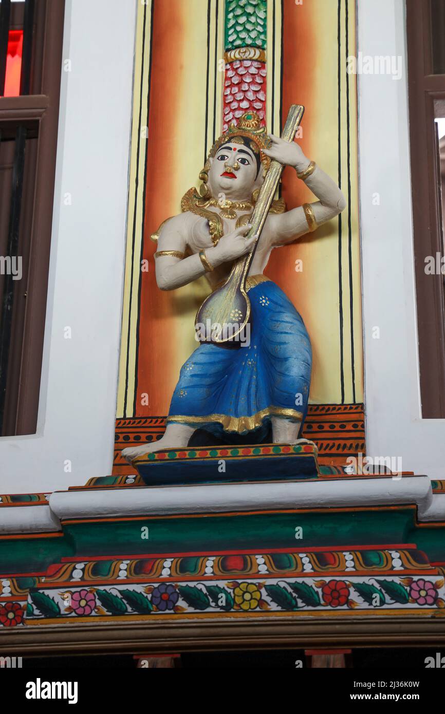 Nahaufnahme des weiblichen Figurenspielens eines Saiteninstruments im Chidambara Vilas Luxury Heritage Resort, Chettinad, Tamil Nadu, Indien Stockfoto