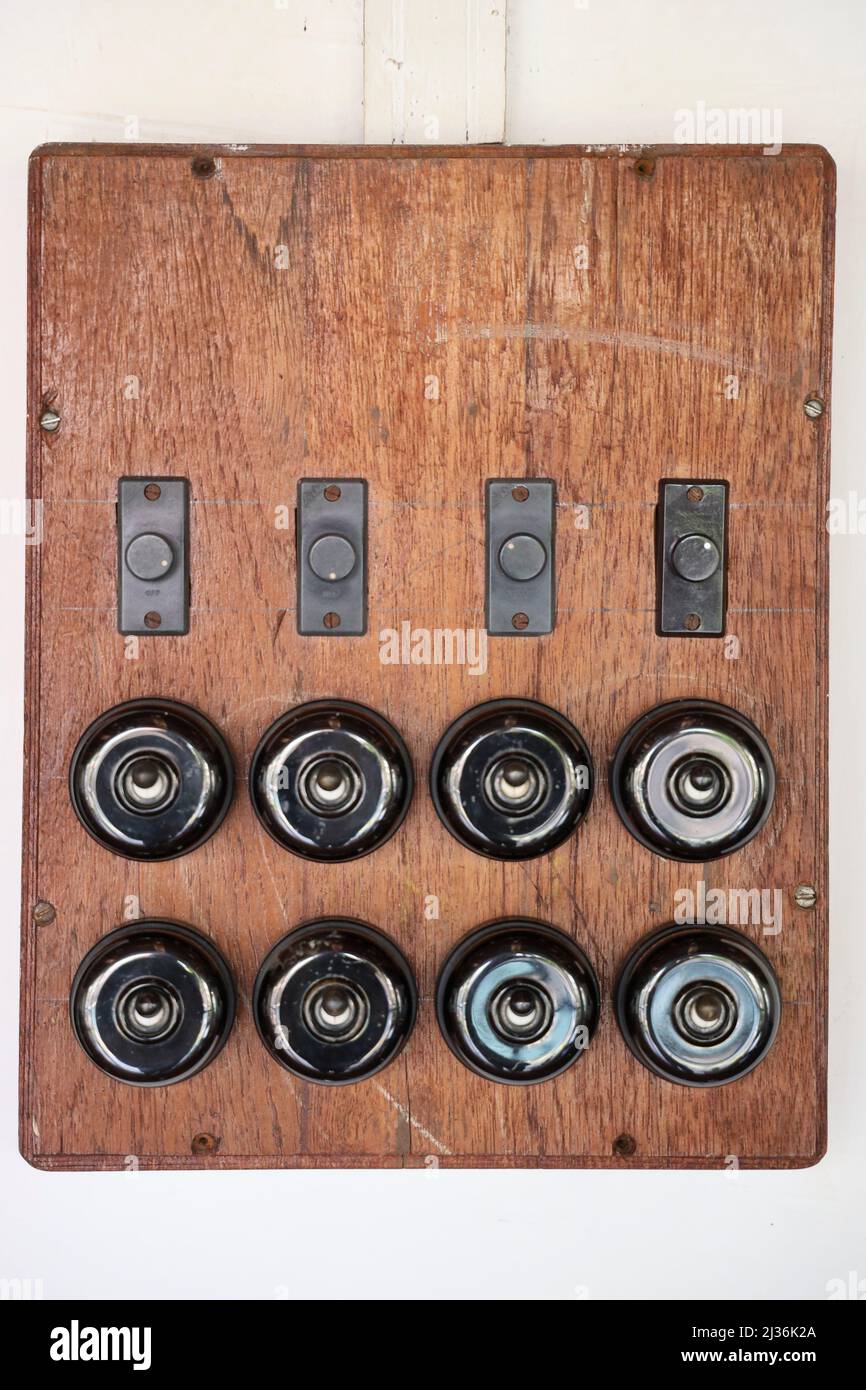 Vintage elektrische Schalttafel an der Wand im Chidambara Vilas Luxus Heritage Resort, Chettinad, Kadiapatti, Tamil Nadu, Indien Stockfoto