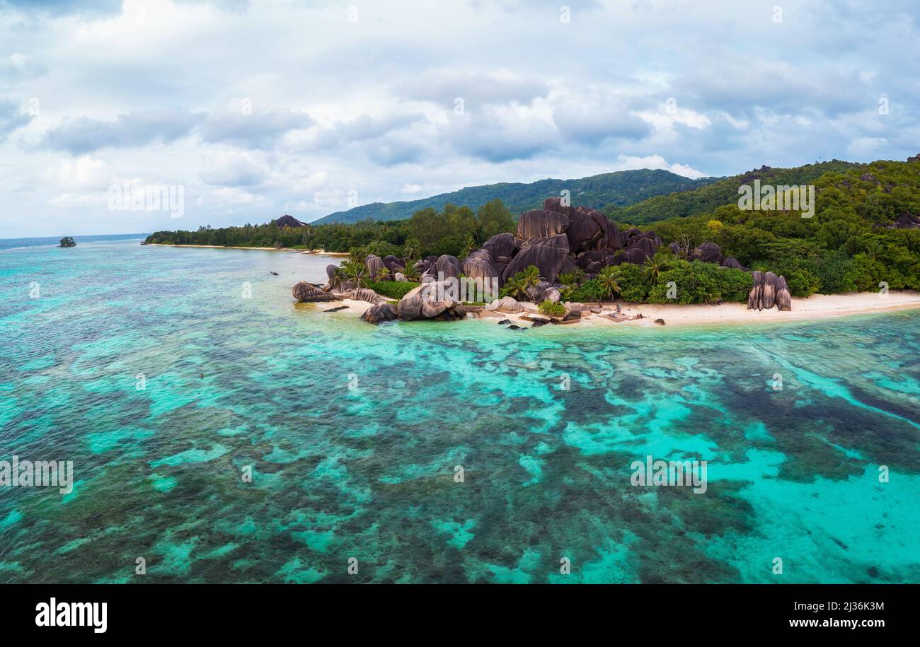Luftaufnahme des Strandes von Anse Source D'argent auf der Insel La Digue, Seychellen Stockfoto