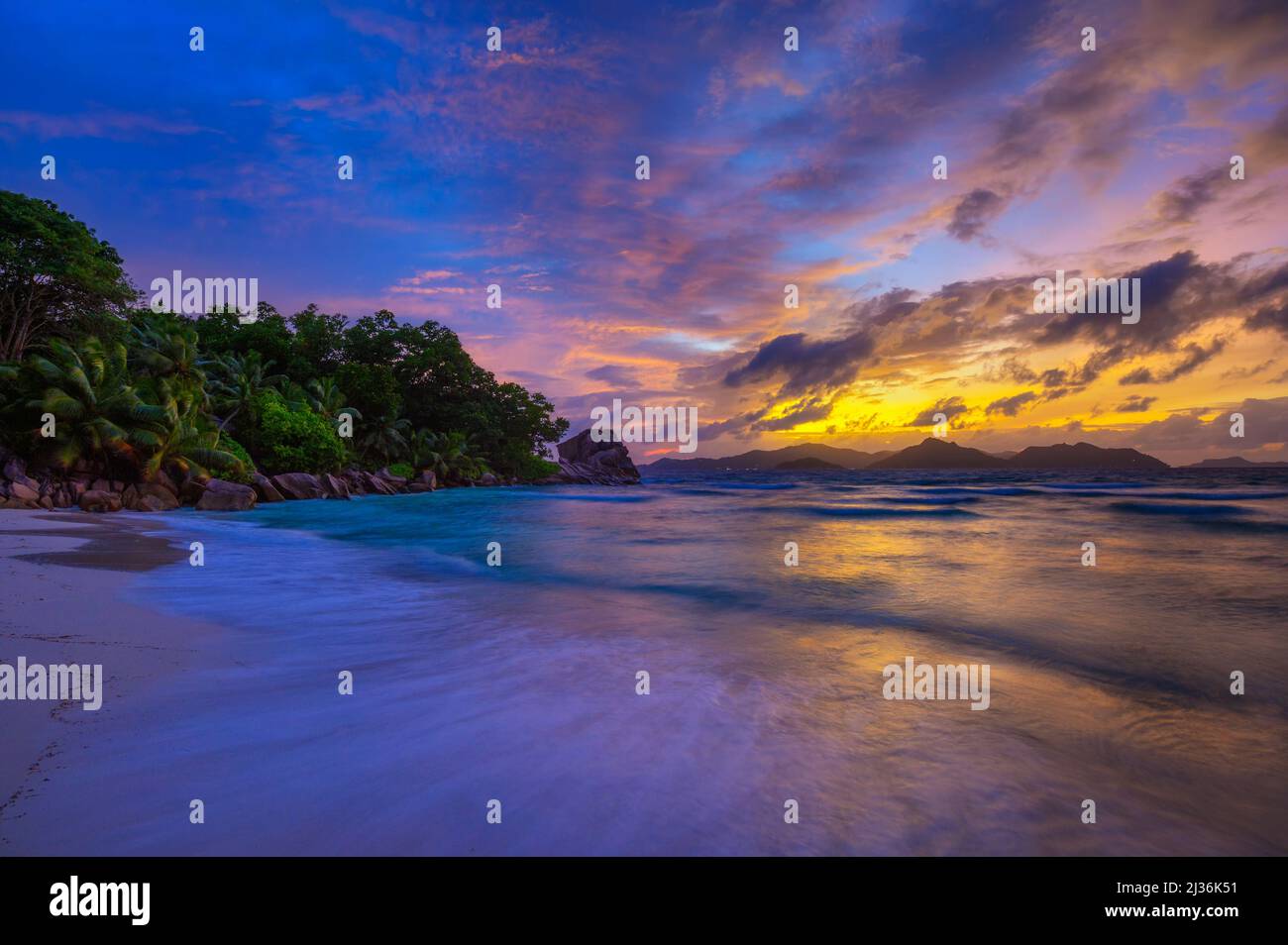 Farbenfroher Sonnenuntergang über Anse Severe Beach auf der Insel La Digue, Seychellen Stockfoto