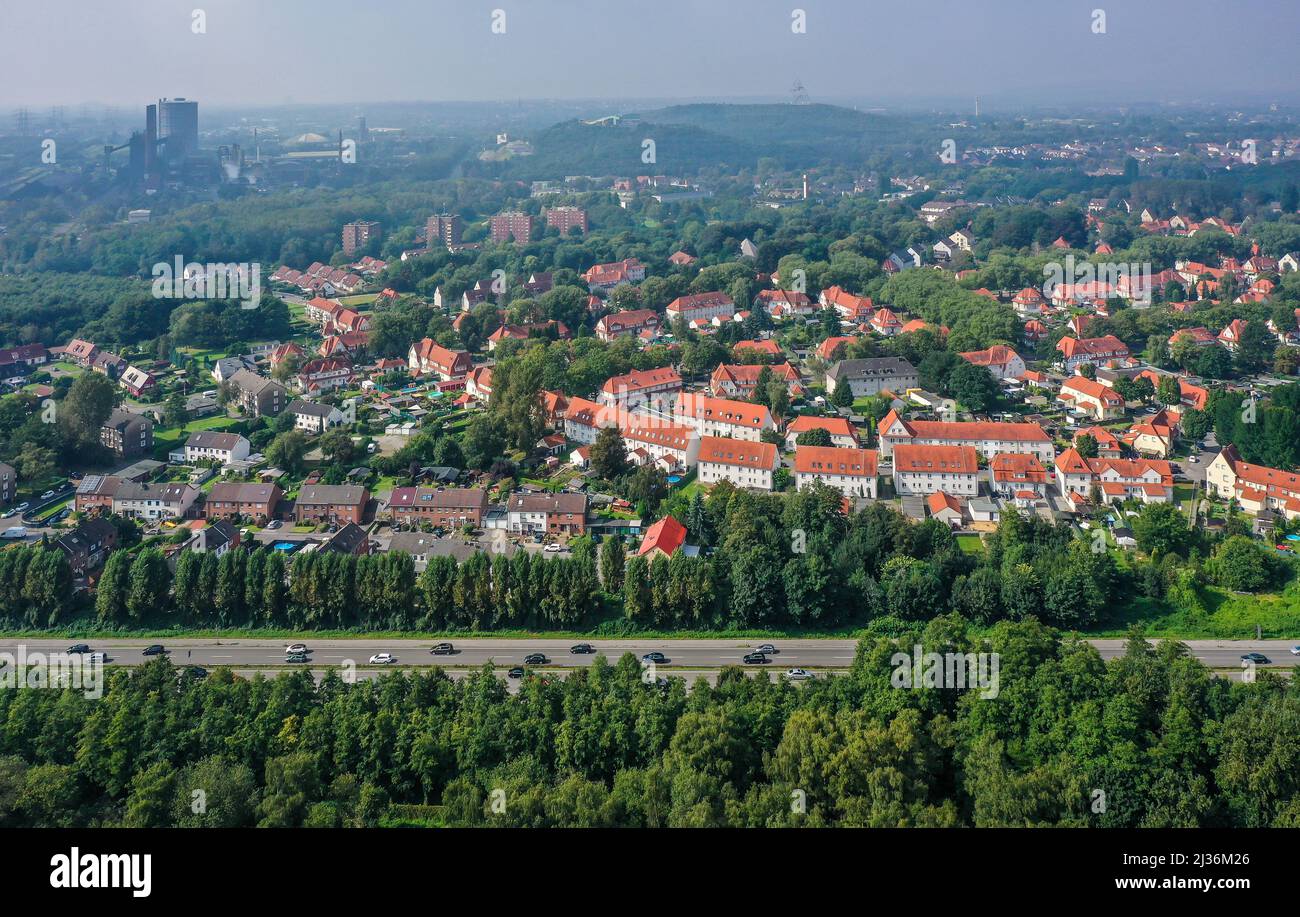 Bottrop, Nordrhein-Westfalen, Deutschland - Bottrop Stadtübersicht. Hinten links die Kokerei ArcelorMittal Bottrop. In der Mitte hinten der tet Stockfoto
