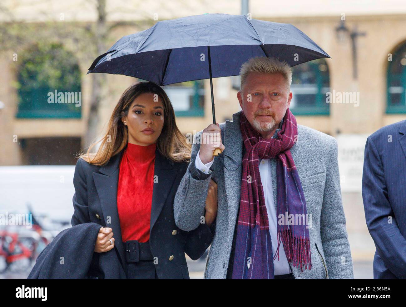 London, Großbritannien. 6. April 2022. Der ehemalige Wimbledon-Champion Boris Becker trifft während seines Insolvenzverfahrens mit seiner Freundin Lilian de Carvalho Monteiro und seinem Sohn Elias Balthasar am Crown Court in Southwark ein. Kredit: Mark Thomas/Alamy Live Nachrichten Stockfoto