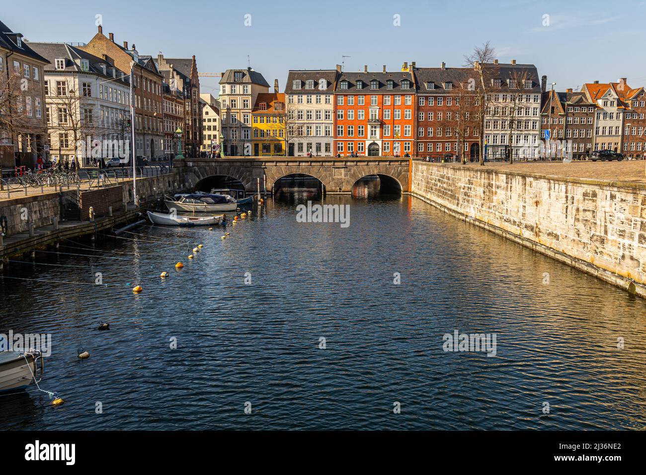 Bunte Fassaden typischer Häuser in der Altstadt von Kopenhagen. Im Vordergrund der schiffbare Kanal, der unter der Sturmbrücke fließt. Dänemark Stockfoto