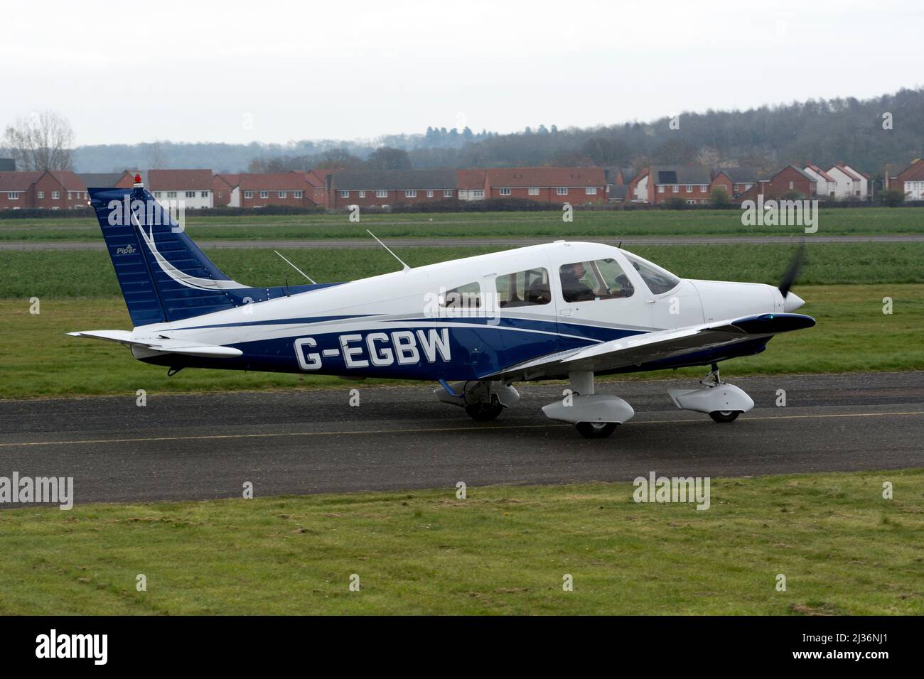 Piper PA-28 161 Warrior II (G-EGBW) im Wellesbourne Airfield, Warwickshire, Großbritannien Stockfoto