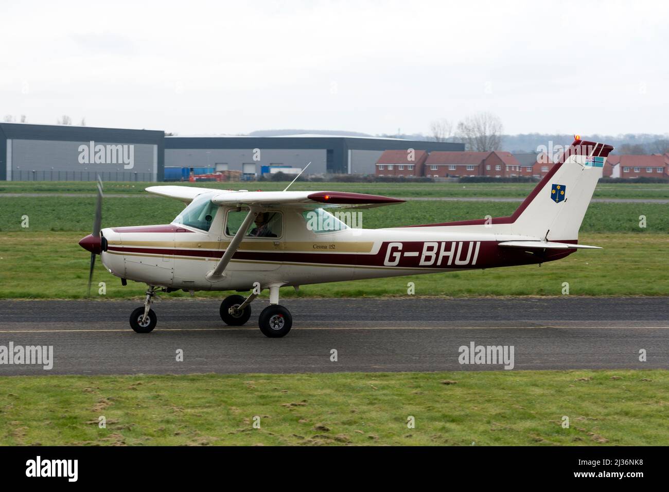 Cessna 152 (G-BHUI) am Flugplatz Wellesbourne, Warwickshire, Großbritannien Stockfoto
