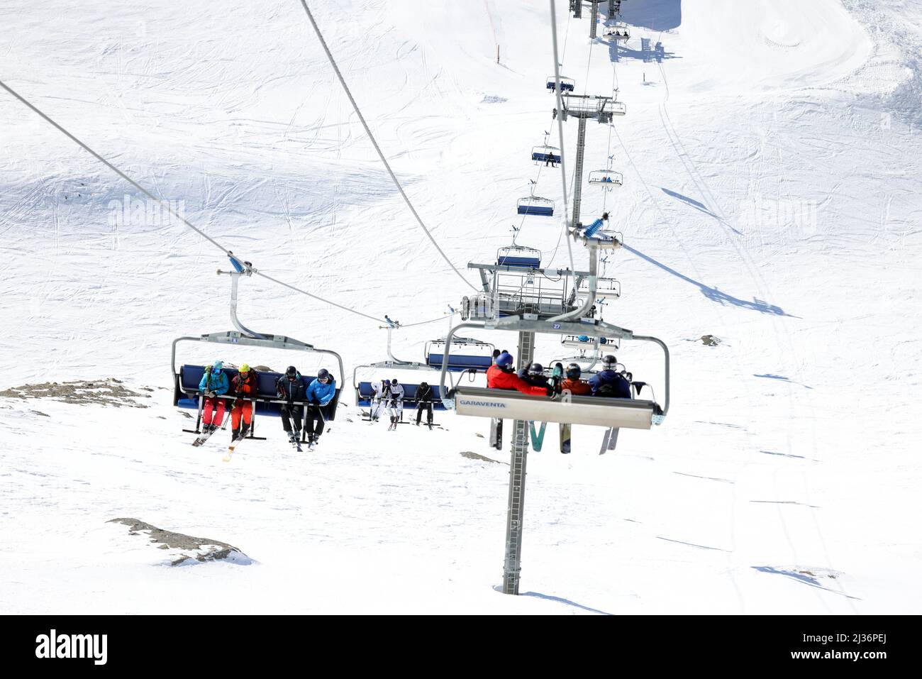 Bild ©lizenziert für Parsons Media. 28/02/2022. Val-d'Isère, Frankreich. Val-d'Isère - französisches Skigebiet. Die Skifahrer kehren nach 2 Jahren Urlaubszeit aufgrund von Covid-19 in das französische Skigebiet Val-d'Isère in den französischen Alpen zurück. Bild von Andrew Parsons / Parsons Media Stockfoto