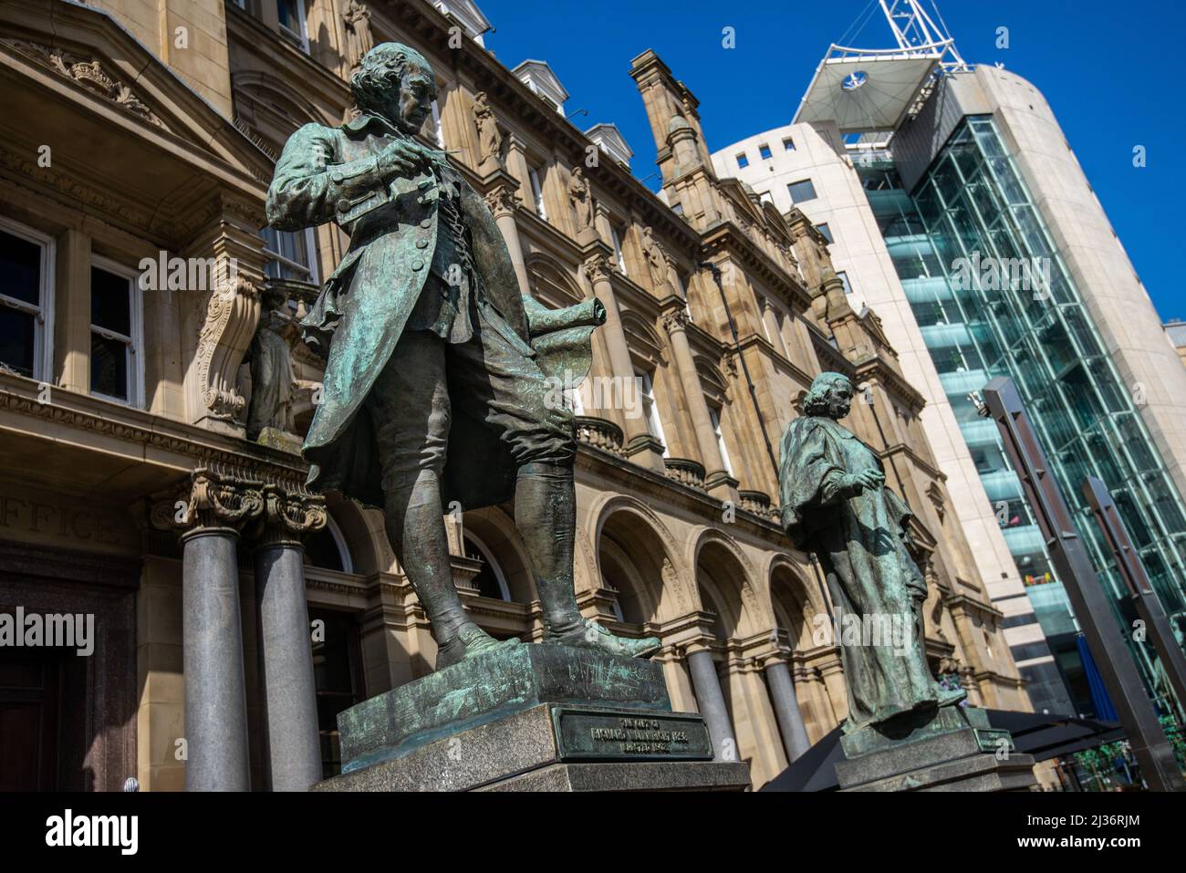 Statue von James Watt ein berühmter Ingenieur vor dem ehemaligen General Post Office in City Square, Leeds, West Yorkshire, England, Großbritannien Stockfoto
