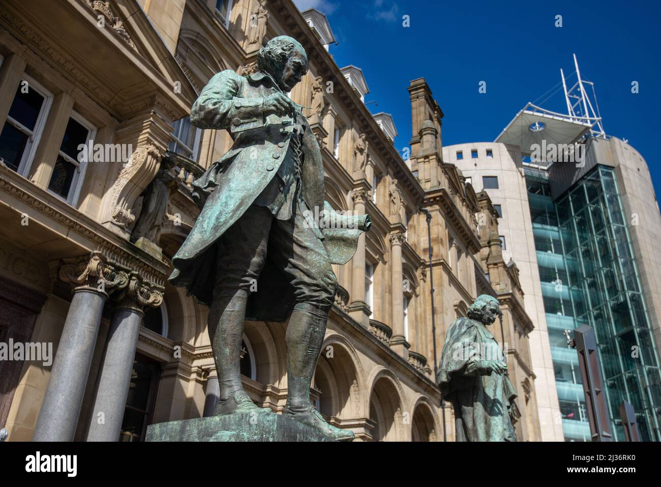 Statue von James Watt ein berühmter Ingenieur vor dem ehemaligen General Post Office in City Square, Leeds, West Yorkshire, England, Großbritannien Stockfoto