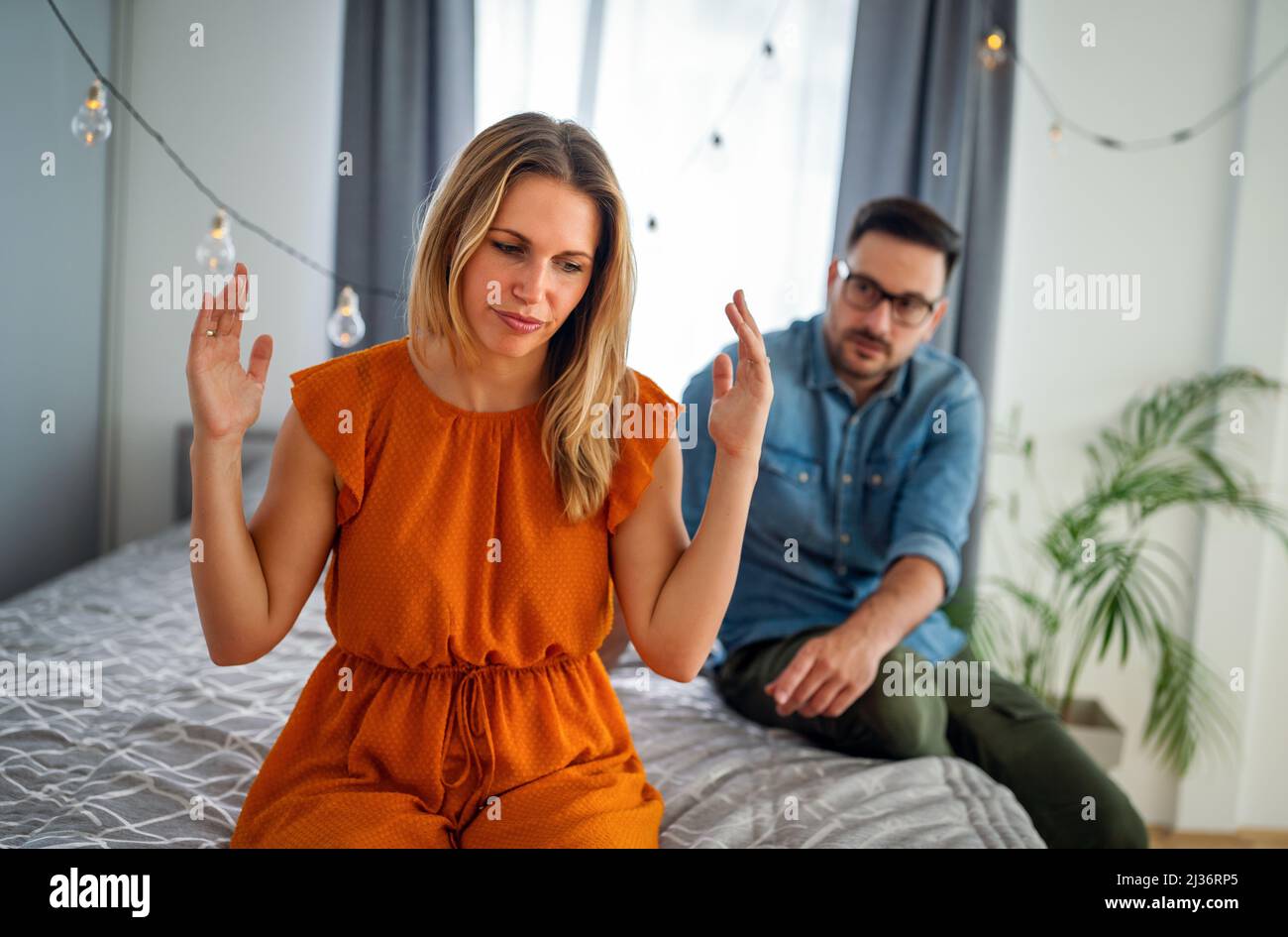 Frustriertes Paar, das argumentiert und Eheprobleme hat. Enttäuscht von der Liebe. Konzept für Scheidung. Stockfoto