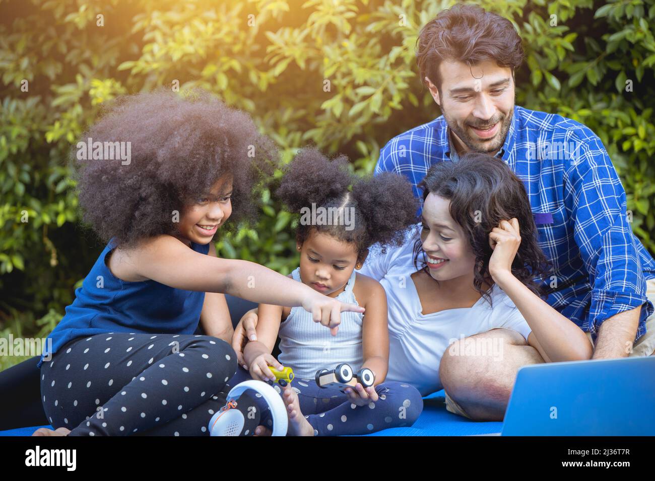 Familie glücklich spielen Genießen Sie Picknick zusammen im Garten Garten Haus Hinterhof. Stockfoto