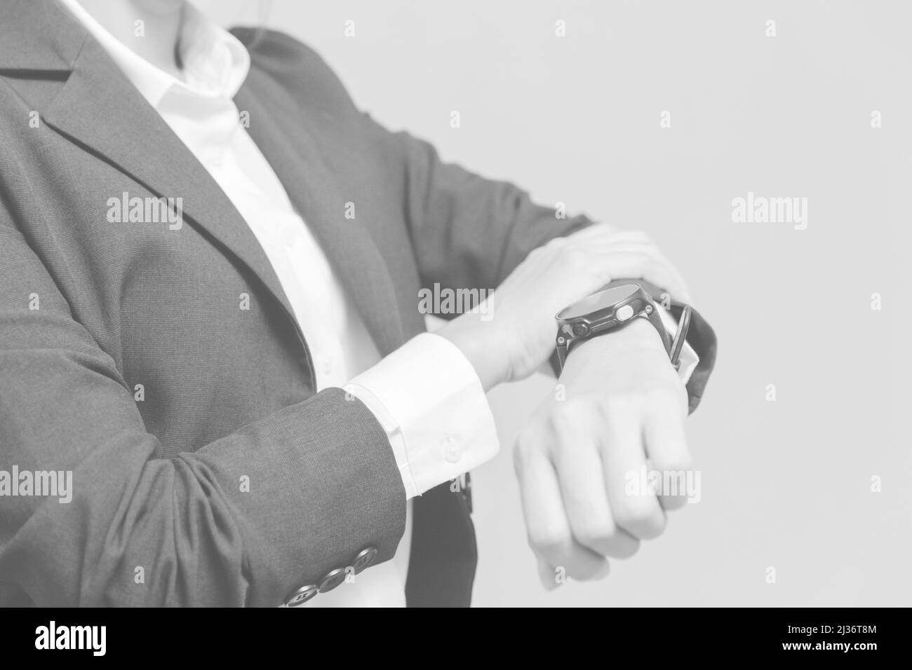 Menschen sehen Armbanduhr für Geschäftszeiten oder Arbeitszeiten schwarz-weiß Farbe für den Hintergrund. Stockfoto