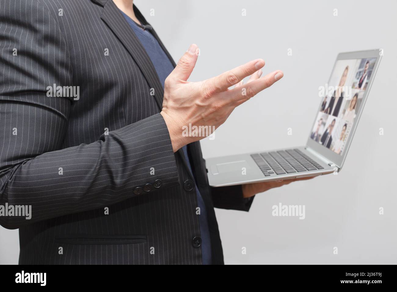 Business man Online-Meeting-Videoanruf mit Team arbeitet distanc Konzept. Stockfoto