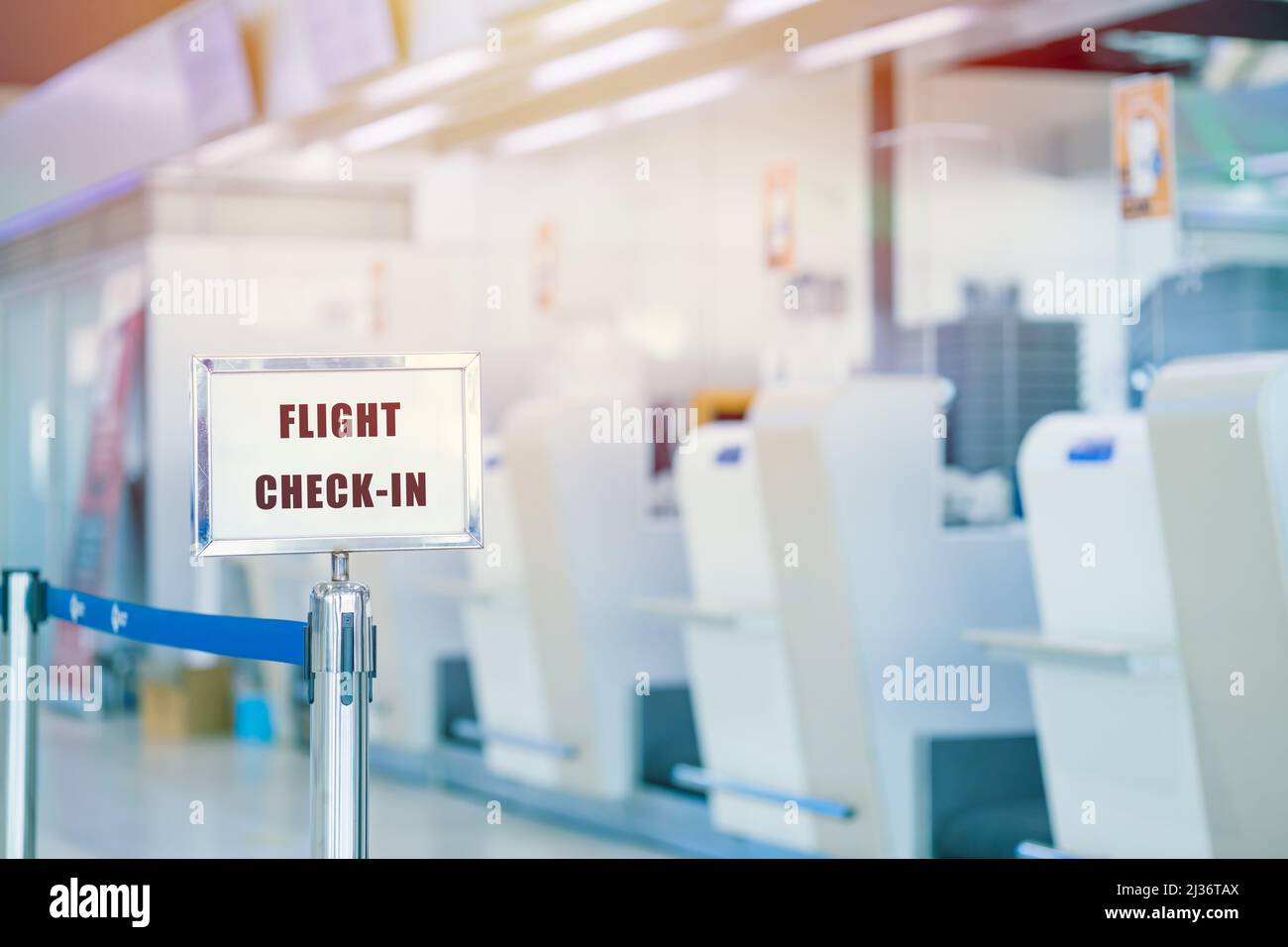 Check-in-Gate am Schalter der Fluggesellschaft im internationalen Abflugbereich des Flughafenterminals. Stockfoto