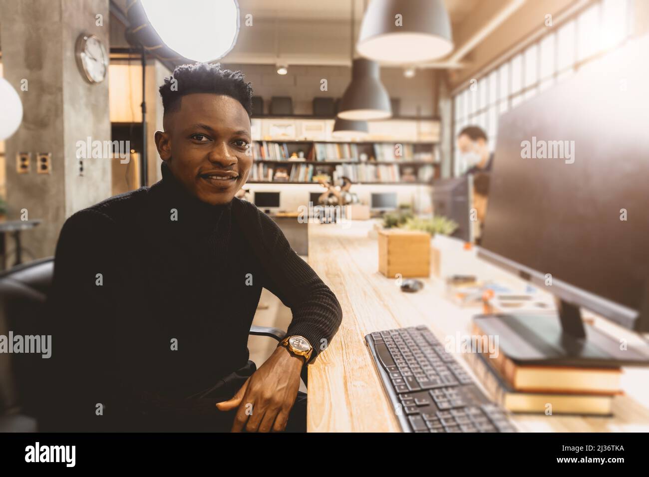 Portrait schwarz afrikanischer kreativer Designer glückliches Lächeln im modernen Büro. Stockfoto