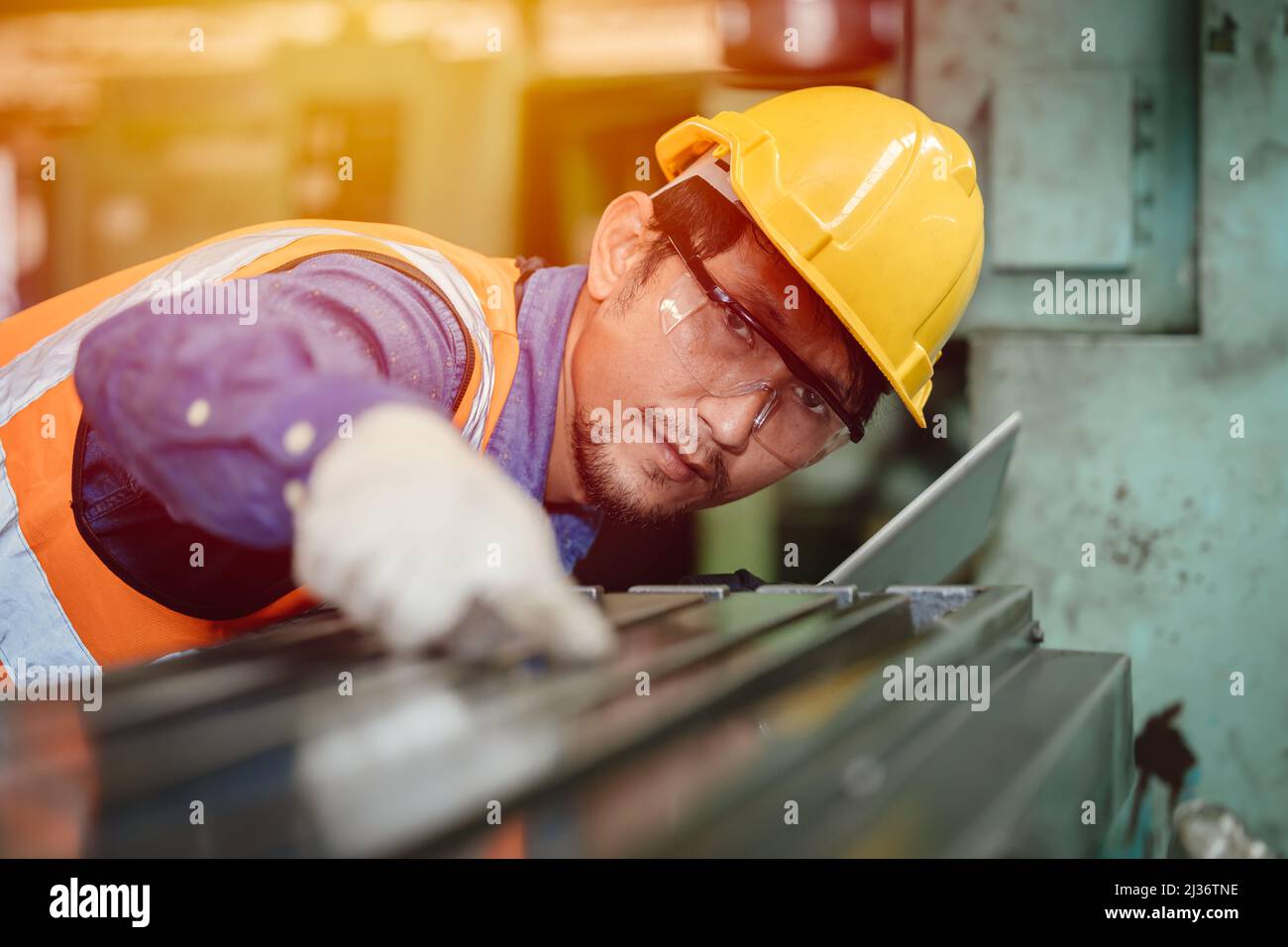 Asian Engineer Worker beabsichtigt, professionell in der Stahlindustrie arbeiten, hohe Präzision Detail Job. Stockfoto