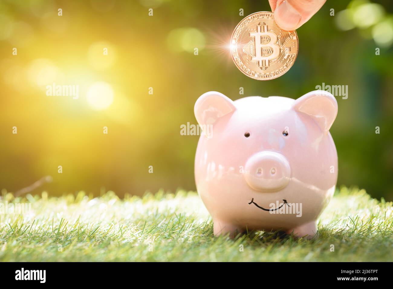 Glücklich sparen Bitcoin Währung oder Crypto Geld mit Piggy Bank Konzept. Stockfoto