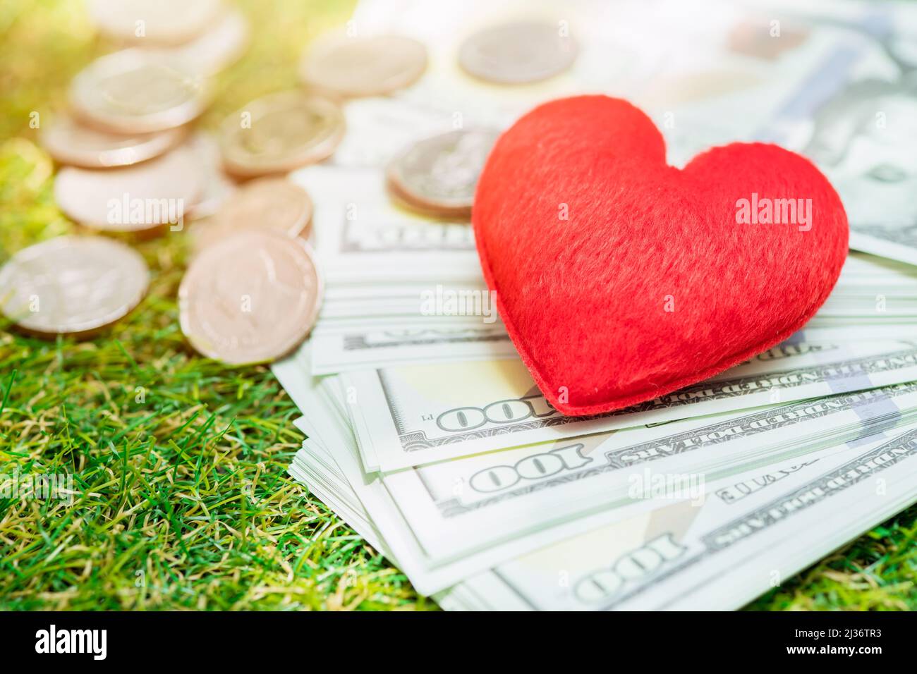 Liebe Herz mit Münzgeld für finanzielle Gesundheitsversorgung und Liebhaber zusammen Konzept. Stockfoto