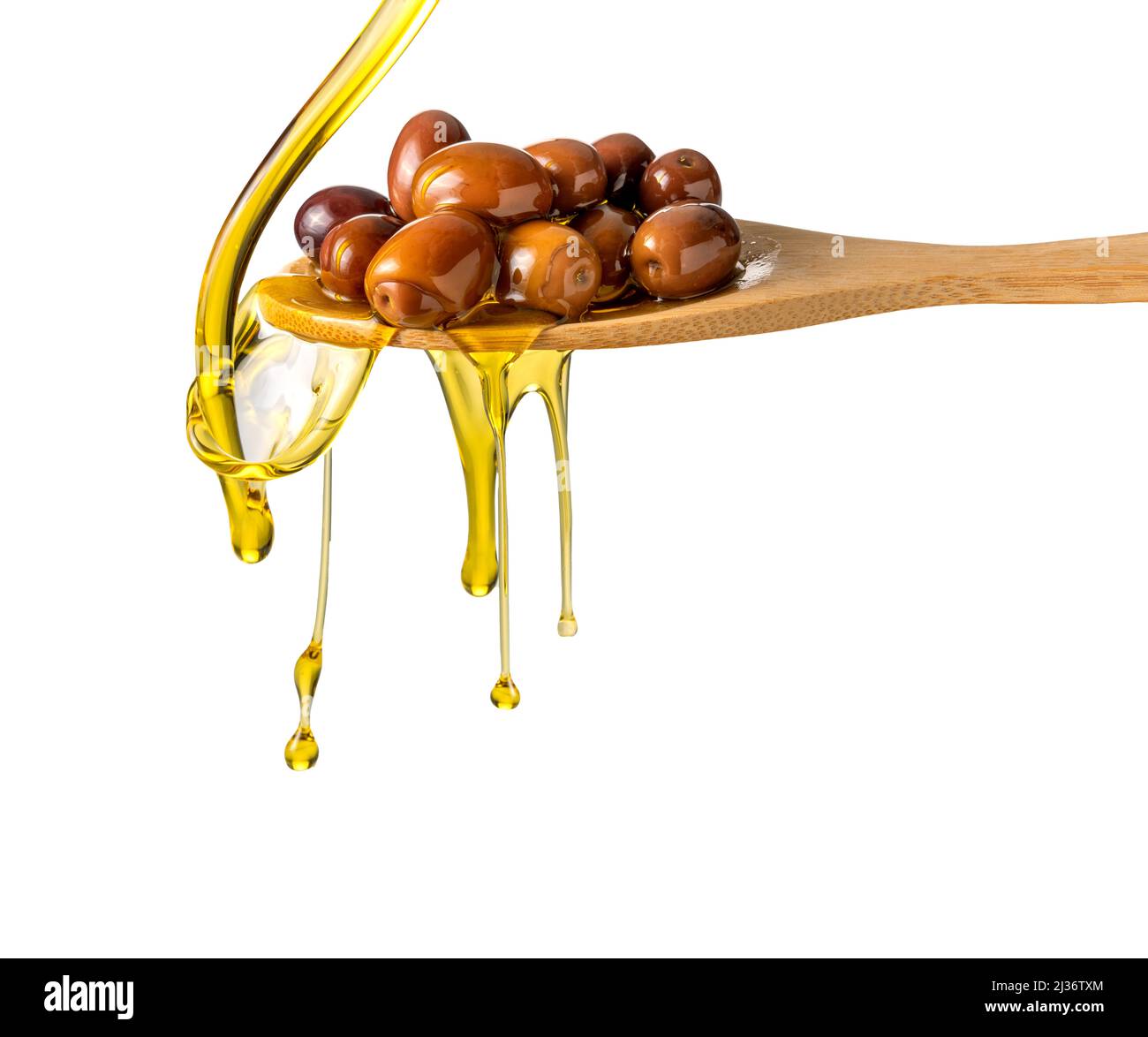 Natives Olivenöl extra tropft und spritzt aus einem Holzlöffel mit Oliven, isoliert auf einem weißen, schneidenen Pfad Stockfoto