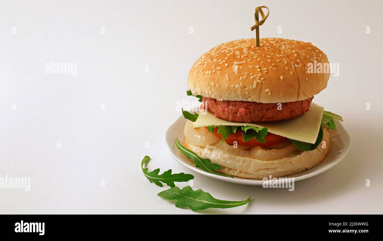 Veganer Burger. Auf Basis von Sojamehl und Weizenprotein. Käse auf Basis von Kokosöl. Stockfoto