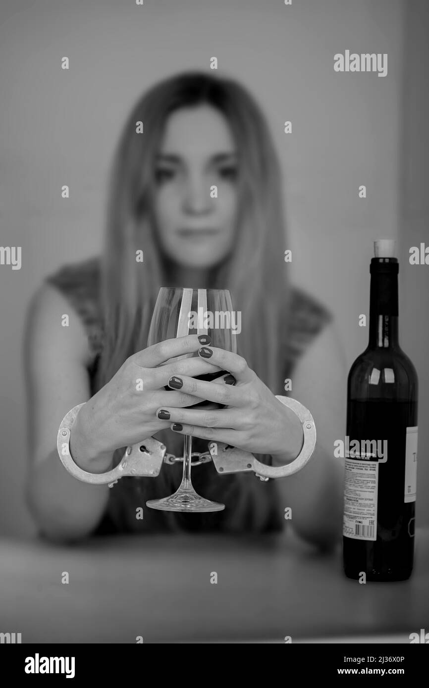 Das Konzept der weiblichen Alkoholabhängigkeit Stockfoto