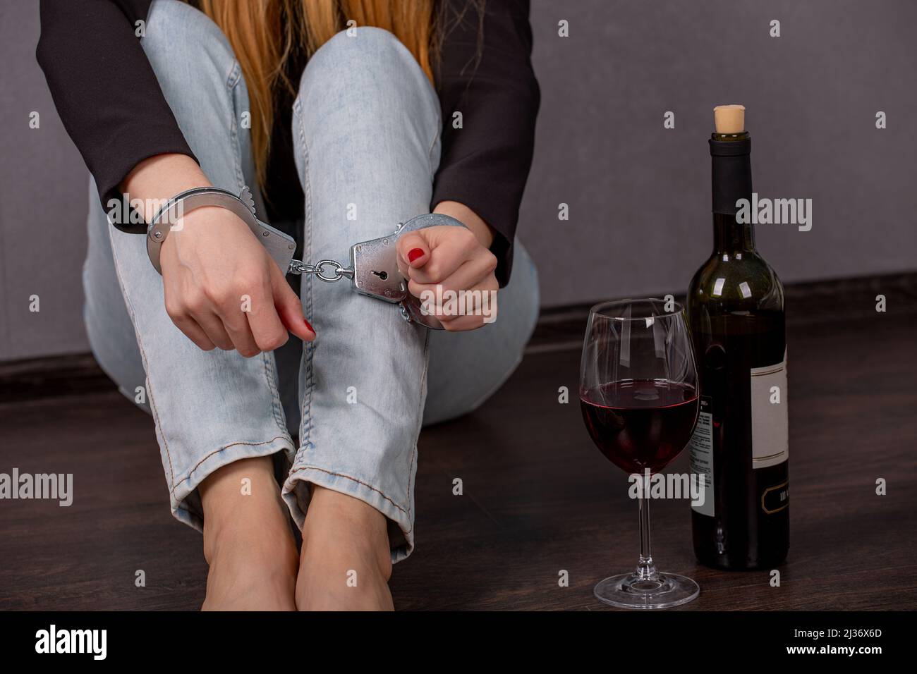Das Konzept der weiblichen Alkoholabhängigkeit Stockfoto