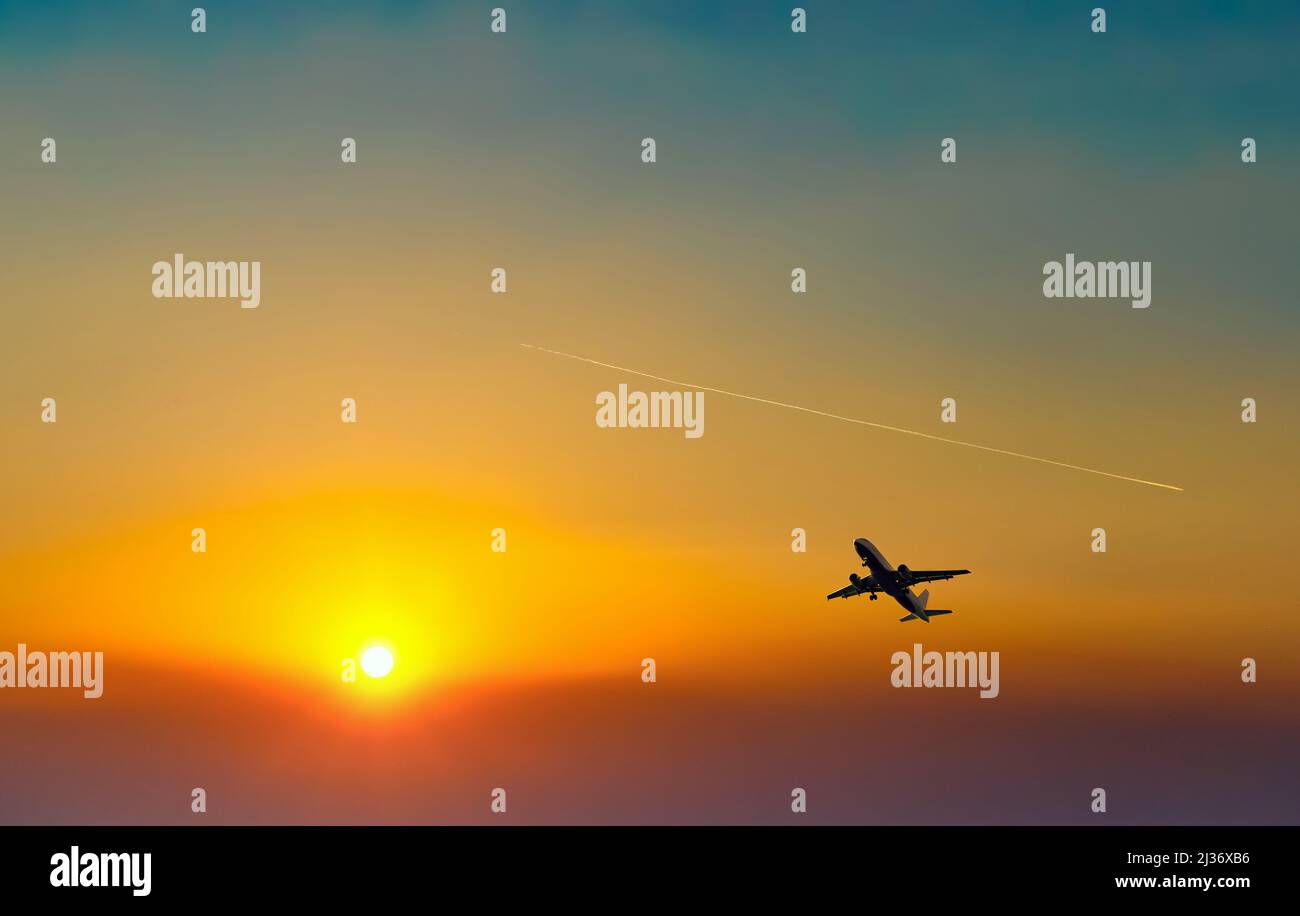 Passagierflugzeug in den schönen Himmel - Flugreisen Stockfoto
