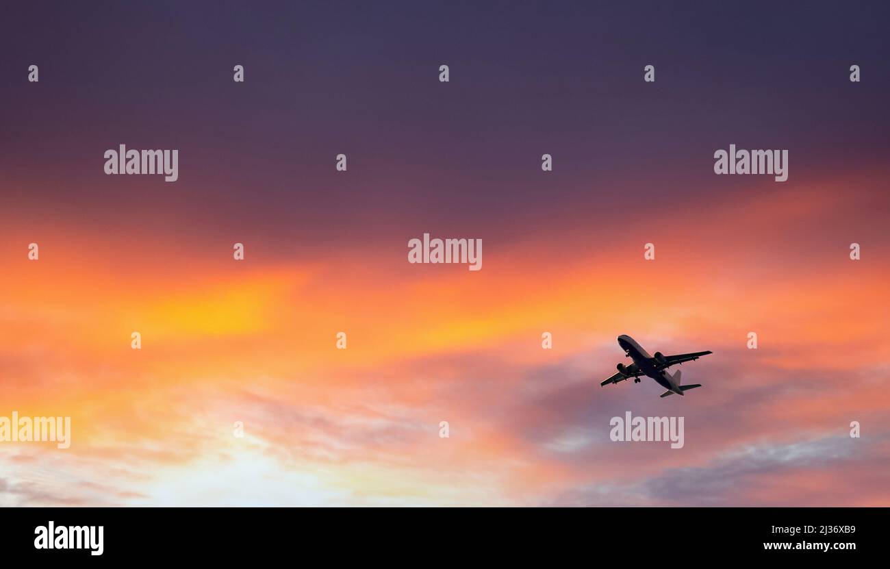 Passagierflugzeug in den schönen Himmel - Flugreisen Stockfoto