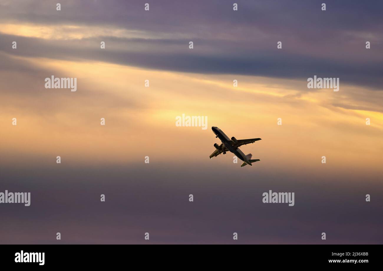 Passagierflugzeug in den schönen Himmel - Flugreisen Stockfoto