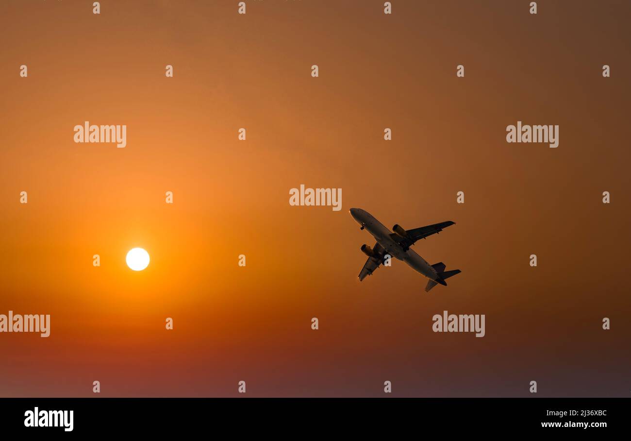 Passagierflugzeug in den schönen Himmel - Flugreisen Stockfoto